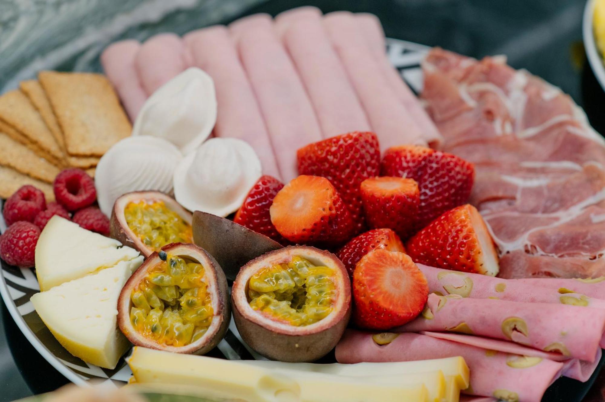 1877 Estrela Palace Aveiro Exterior foto A platter of fruit and cold cuts